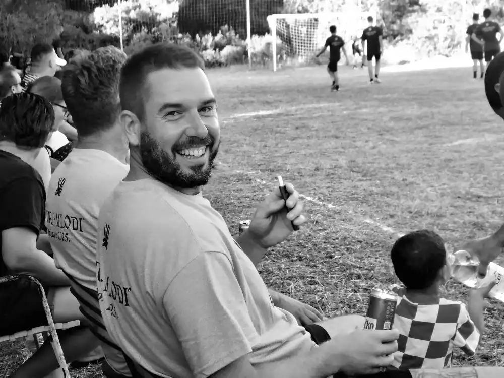 Mještani Božave tijekom utakmice Stori Mlodi 2025. na improviziranom igralištu