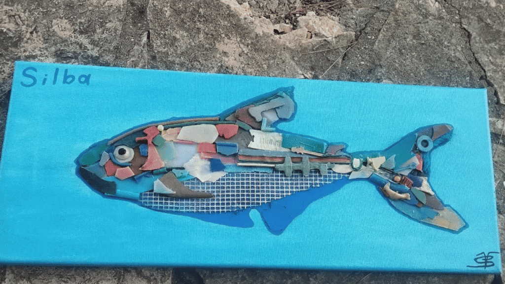 Sara sa Silbe izrađuje umjetnost od plastike prikupljene s plaža