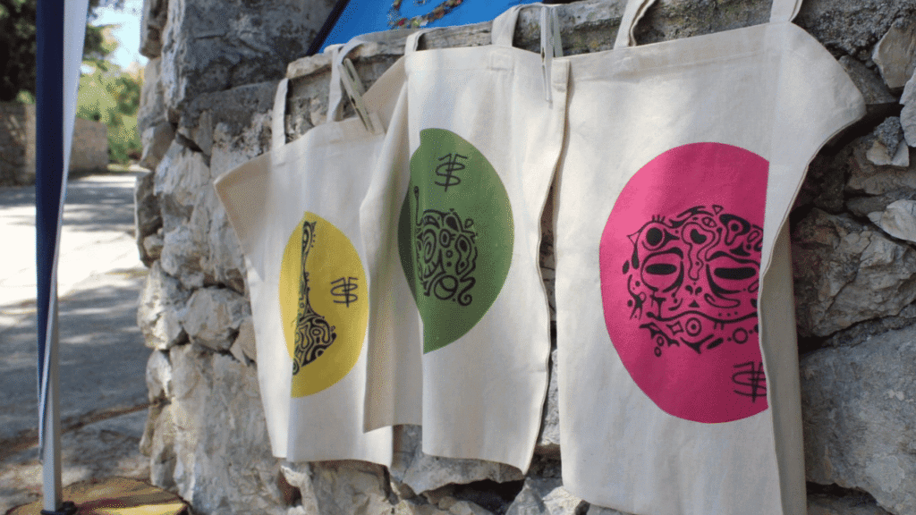 Sara sa Silbe izrađuje umjetnost od plastike prikupljene s plaža