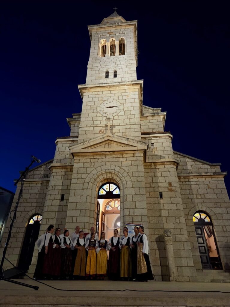 Večer folklora u Pakoštanima ispred crkve s nastupom KUD-a i tradicionalnim nošnjama