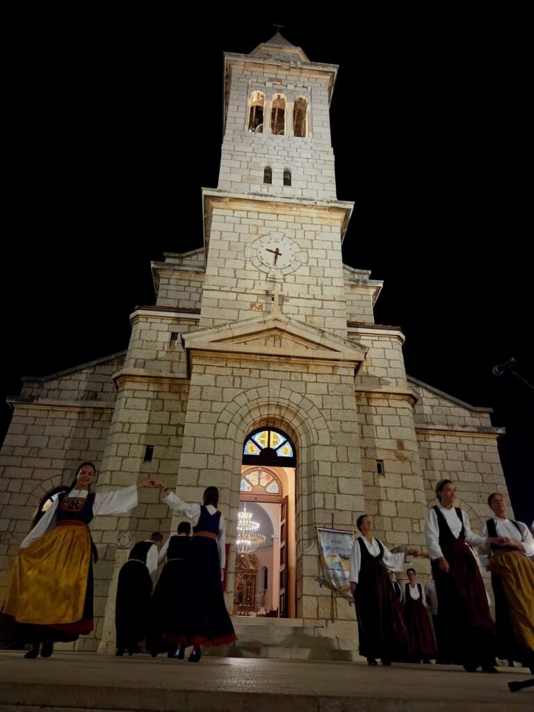 Večer folklora u Pakoštanima ispred crkve s nastupom KUD-a i tradicionalnim nošnjama