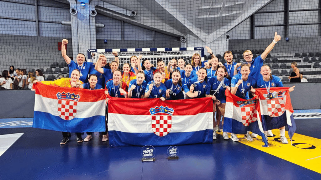 hrvatska ženska kadetska reprezentacija ostvarila je veličanstveni uspjeh na U17 Europskom prvenstvu u Crnoj Gori. Po prvi put u povijesti, jedna hrvatska ženska rukometna selekcija igrala je finale velikog natjecanja