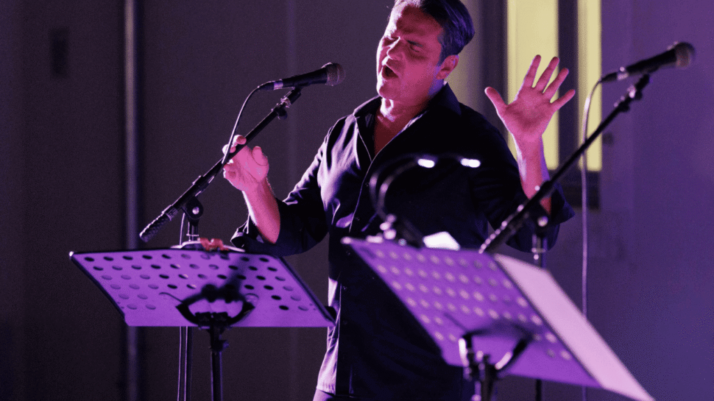 Đani Stipaničev nastupa na koncertu u Kožinu povodom Velike Gospe