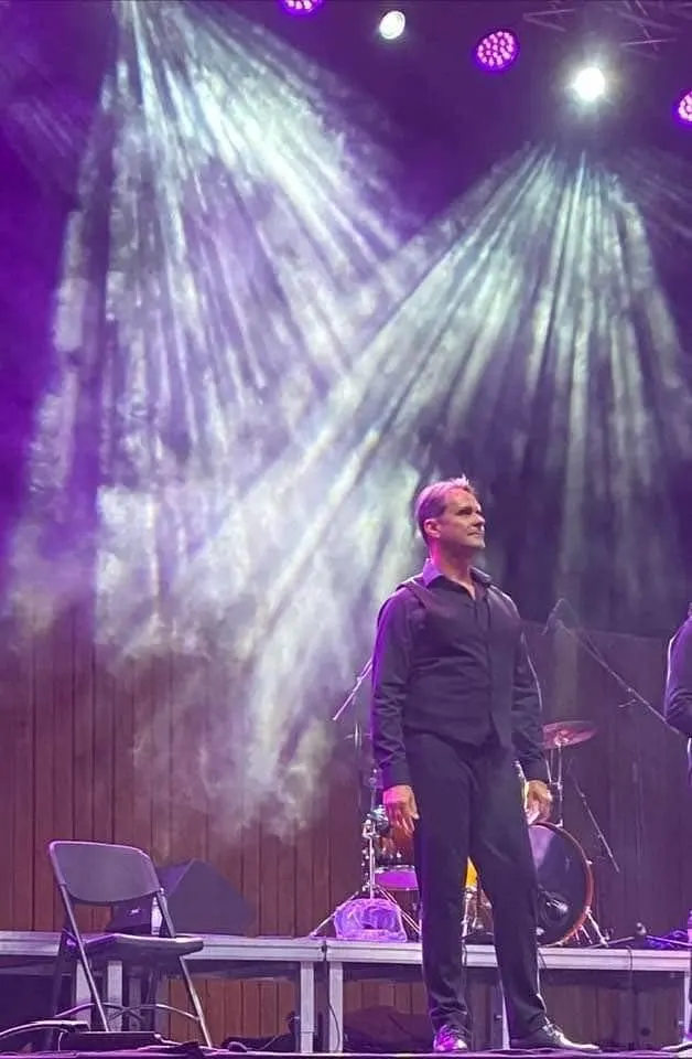 Đani Stipaničev nastupa na koncertu u Kožinu povodom Velike Gospe