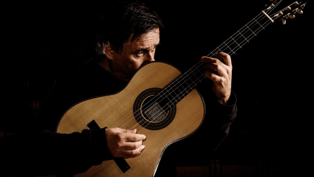 Edin Karamazov nastupa u atriju palače Cedulin u Zadru