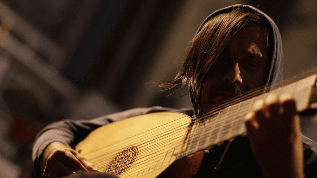 Edin Karamazov nastupa u atriju palače Cedulin u Zadru