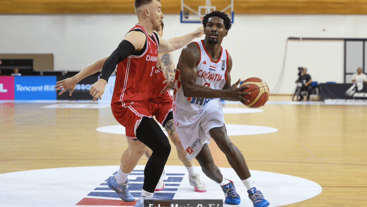 Hrvatska košarkaška reprezentacija slavi pobjedu nad Danskom u Opatiji