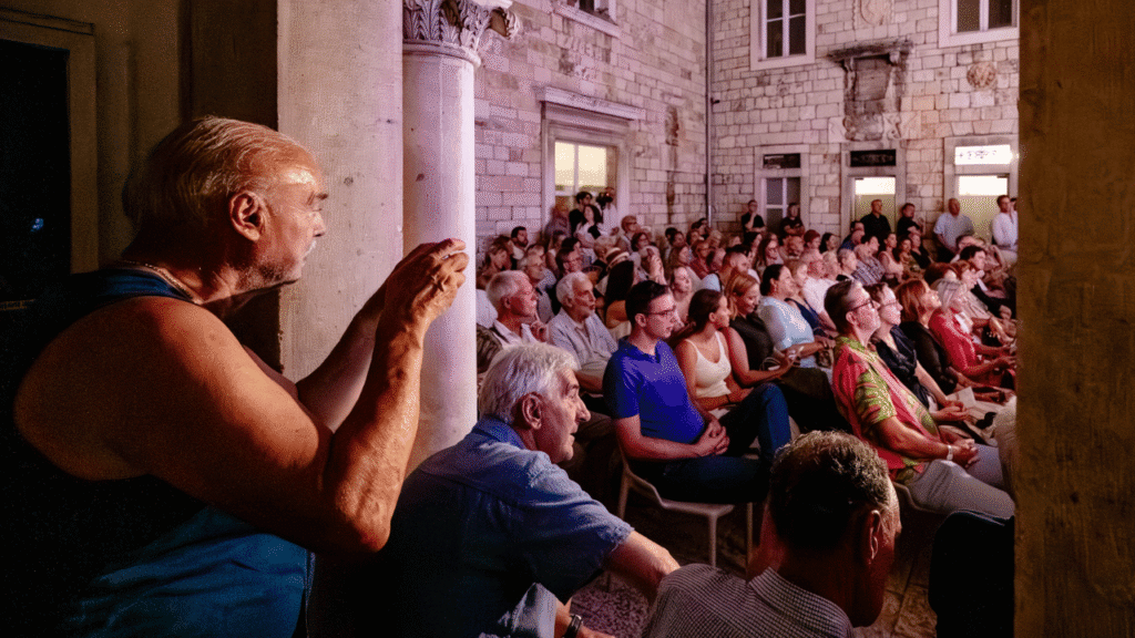 Predstavljanje knjige "Kairosov let zaustavljen u Trogiru" u Kneževom dvoru uz nastup umjetnika