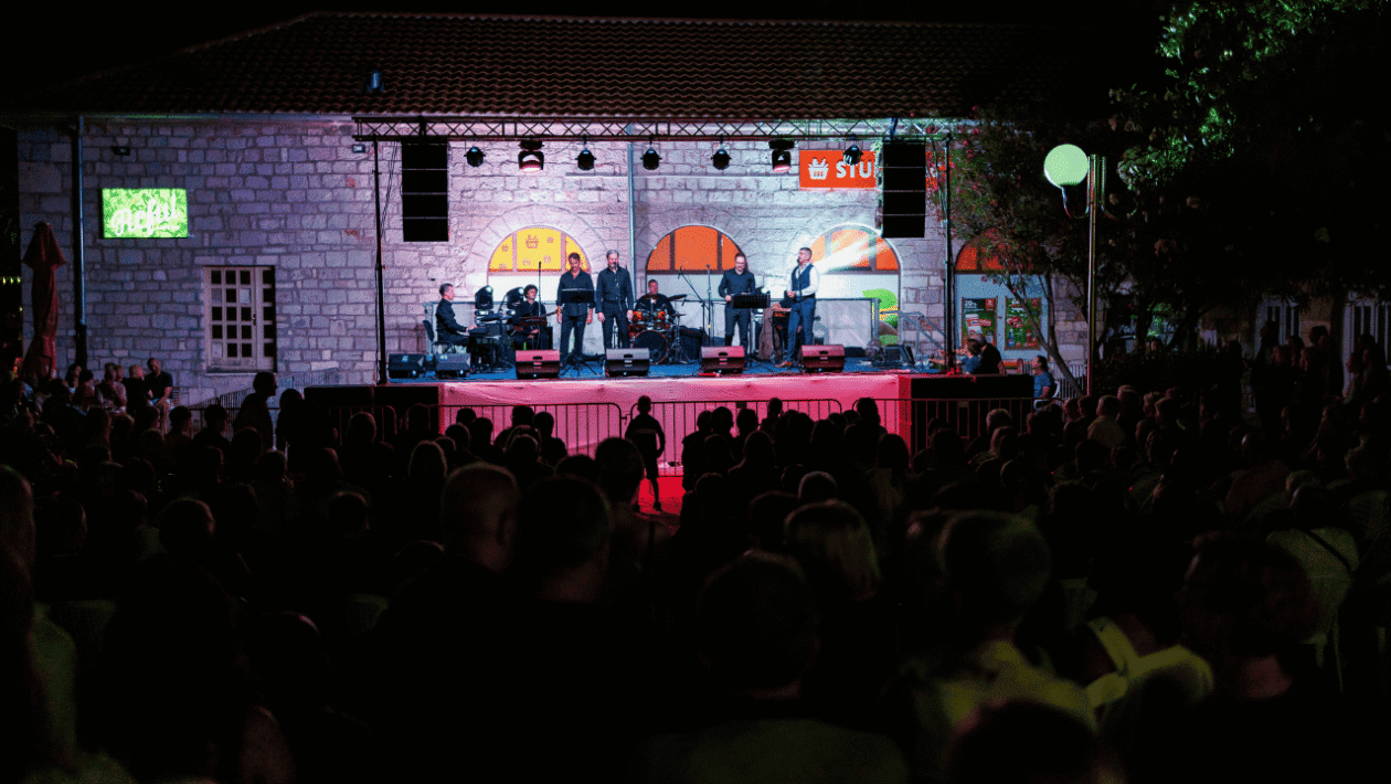 4 Tenora nastupaju na trgu u Kukljici pred brojnom publikom