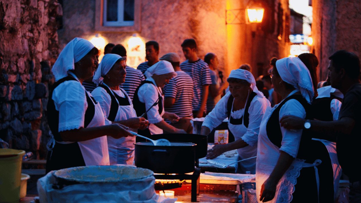Posjetitelji uživaju u kulturnom programu u Pakoštanima uz glazbu, ples i tradiciju