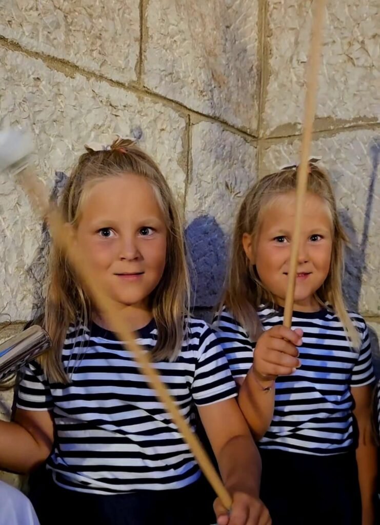 Posjetitelji uživaju u kulturnom programu u Pakoštanima uz glazbu, ples i tradiciju