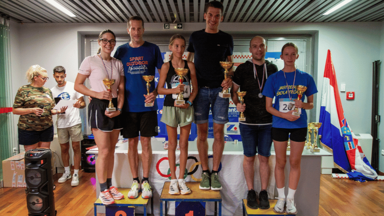 Pobjednici Kupa Oluje 2025 u Zadru, Jelena Čuka i Filip Tomas, primaju medalje