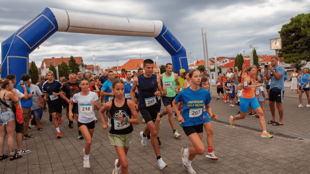 Pobjednici Kupa Oluje 2025 u Zadru, Jelena Čuka i Filip Tomas, primaju medalje