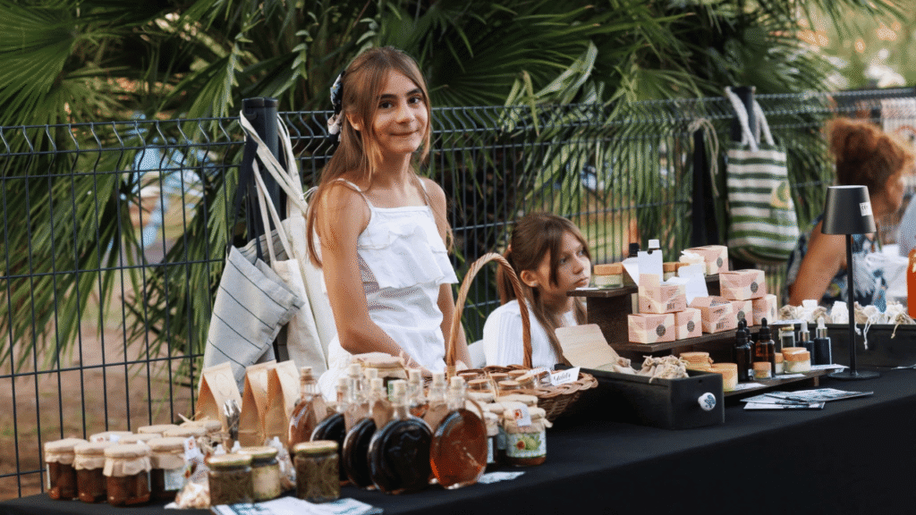 Posjetitelji razgledavaju štandove na sajmu otočnih proizvoda u Kukljici 2025.