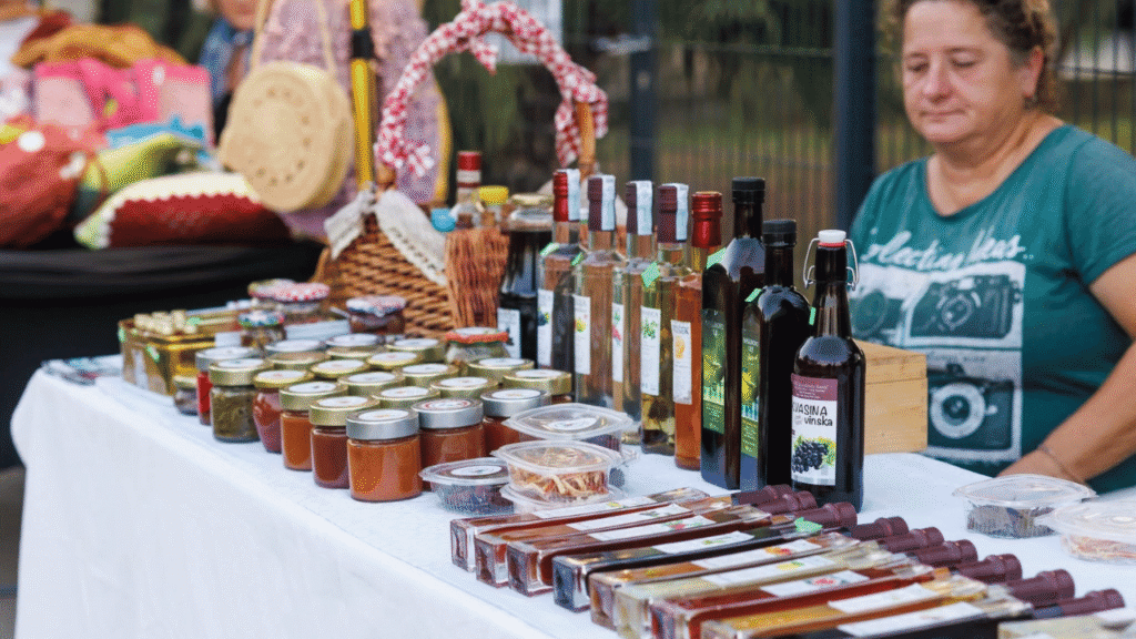 Posjetitelji razgledavaju štandove na sajmu otočnih proizvoda u Kukljici 2025.