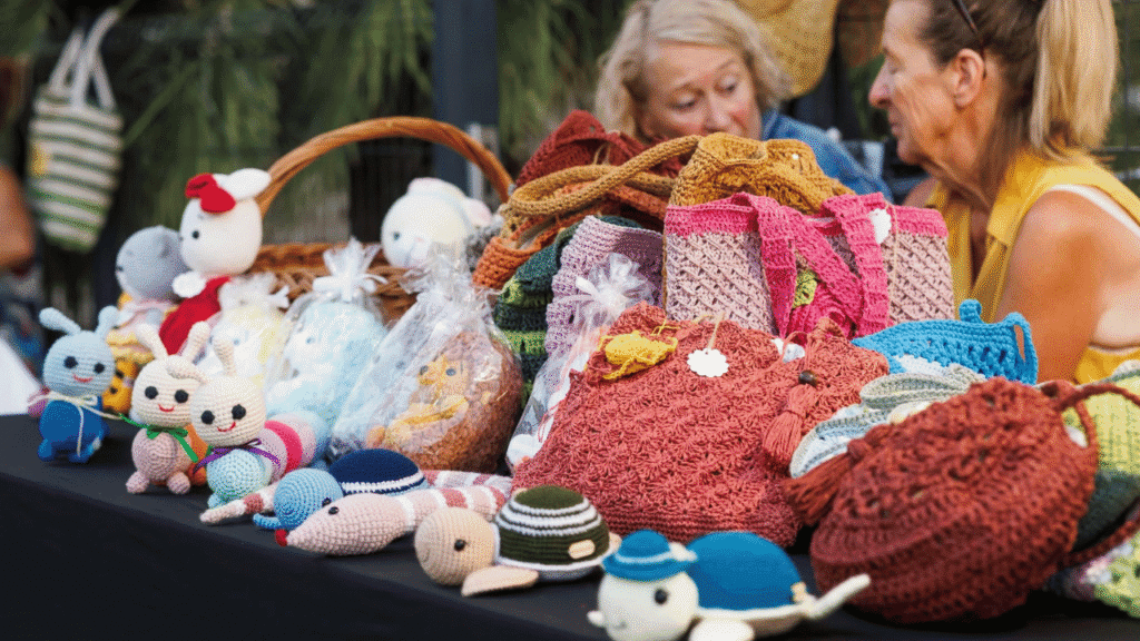 Posjetitelji razgledavaju štandove na sajmu otočnih proizvoda u Kukljici 2025.