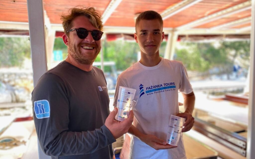 Višekratne čaše na brodu u Telašćici kao dio inicijative za manje jednokratne plastike