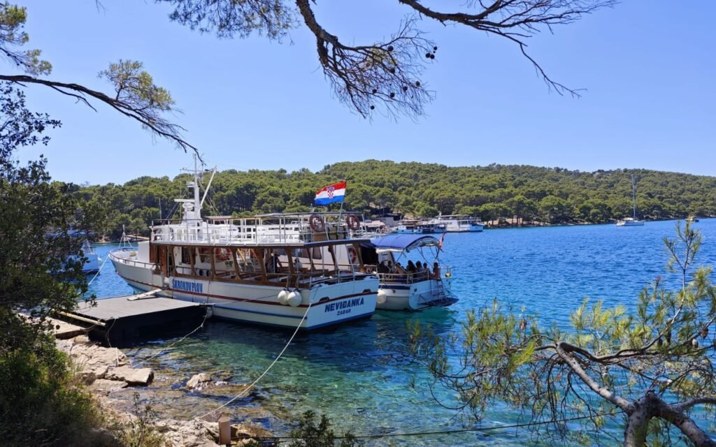 Višekratne čaše na brodu u Telašćici kao dio inicijative za manje jednokratne plastike