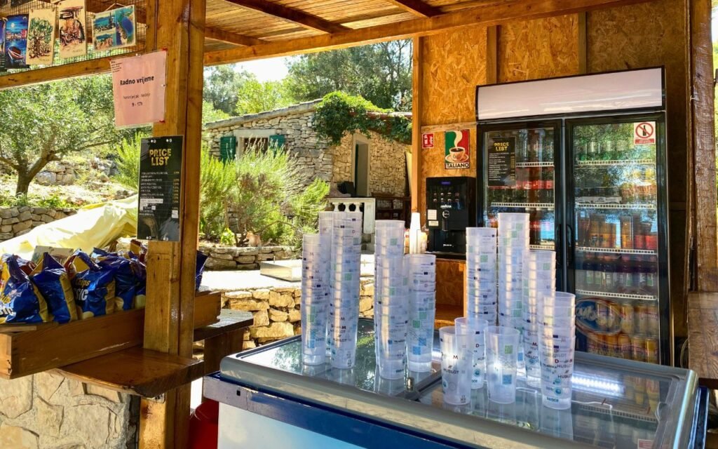 Višekratne čaše na brodu u Telašćici kao dio inicijative za manje jednokratne plastike