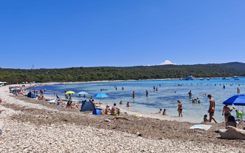 Višekratne čaše na brodu u Telašćici kao dio inicijative za manje jednokratne plastike