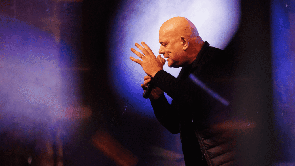 Zoran Jelenković nastupa na rivi u Petrčanima pred publikom