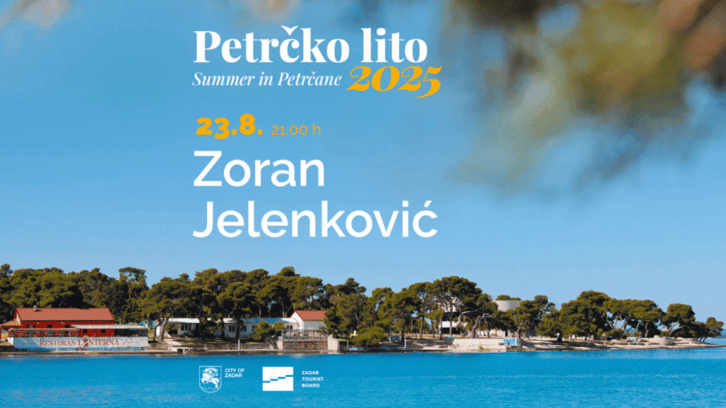 Zoran Jelenković nastupa na rivi u Petrčanima pred publikom