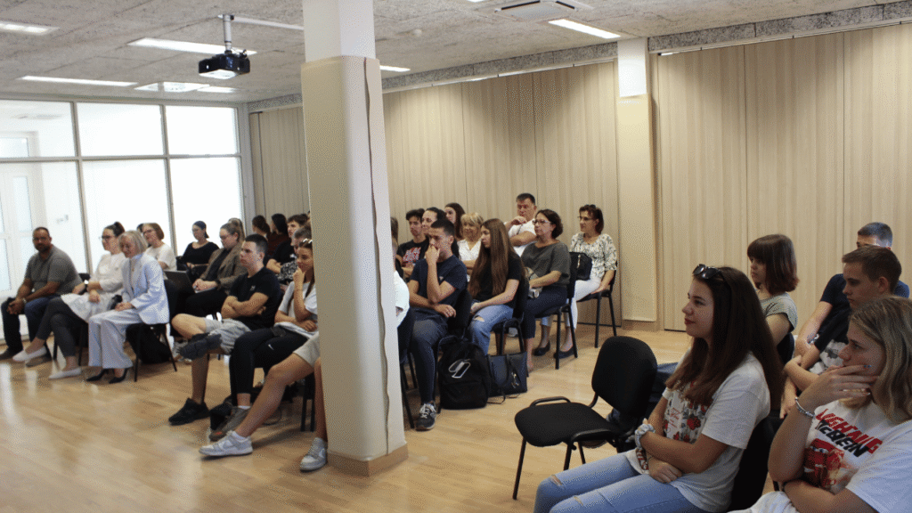 Sudionici ECOFOODCYCLE dijaloga u Centru za mlade Zadar raspravljaju o smanjenju otpada od hrane