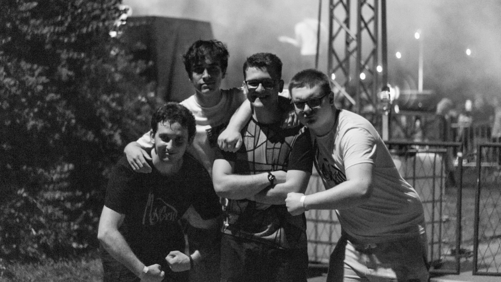 Meshgrid bend na pozornici tijekom promocije albuma Radiant