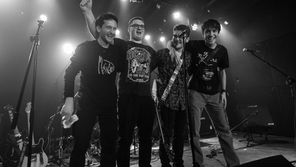 Meshgrid bend na pozornici tijekom promocije albuma Radiant