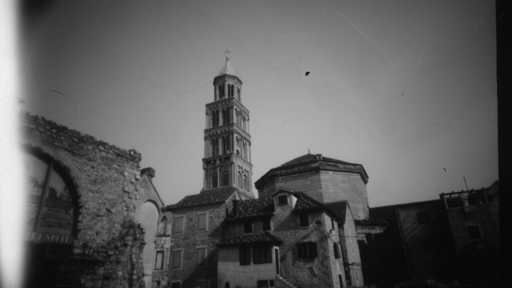 Djeca izrađuju camere obscure na radionici u Splitu