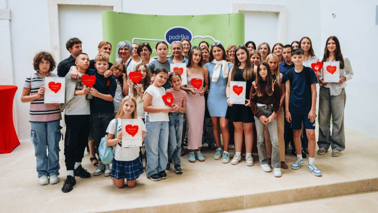 Učenici primaju nagrade Otisak srca u Providurovoj palači u Zadru tijekom Tjedna filantropije