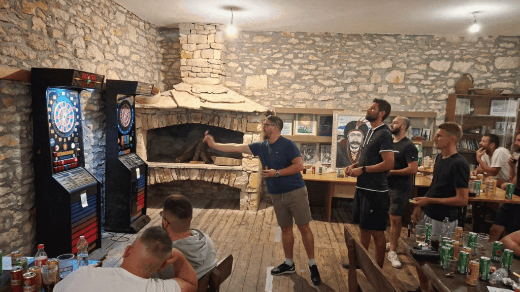 Sudionici turnira u Zelengradu tijekom natjecanja u pikadu, bućama i kartama