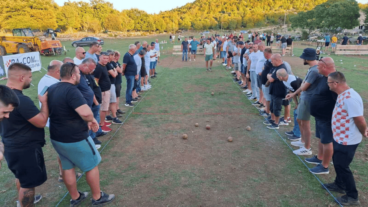 Sudionici turnira u Zelengradu tijekom natjecanja u pikadu, bućama i kartama