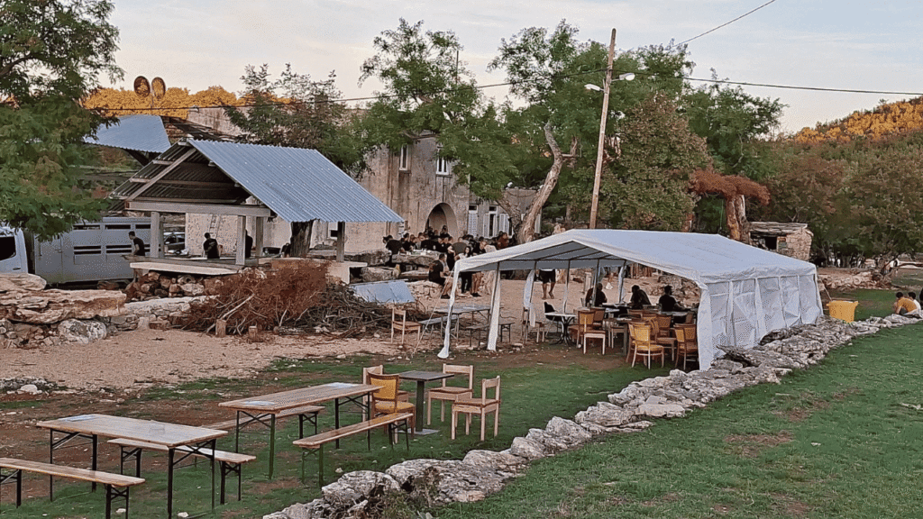 Sudionici turnira u Zelengradu tijekom natjecanja u pikadu, bućama i kartama