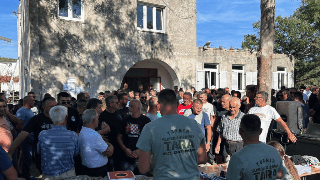 Sudionici turnira u Zelengradu tijekom natjecanja u pikadu, bućama i kartama