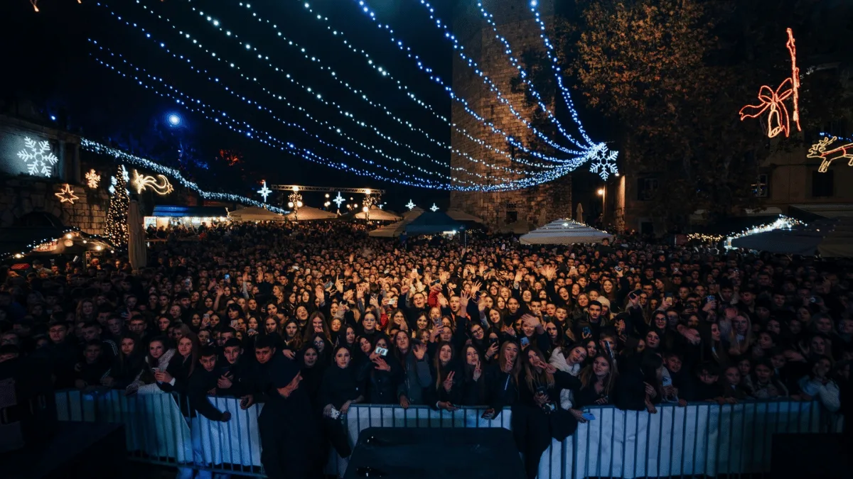 Advent 2025 u Zadru s glazbenom pozornicom i adventskim kućicama