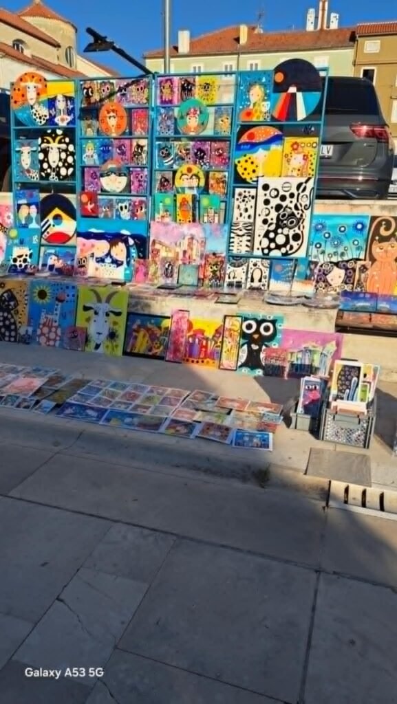 Slikarica Anamarija Ćurković ispred svojih šarenih slika