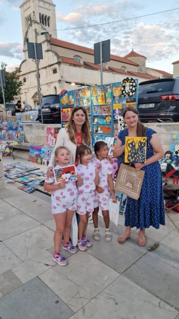 Slikarica Anamarija Ćurković ispred svojih šarenih slika