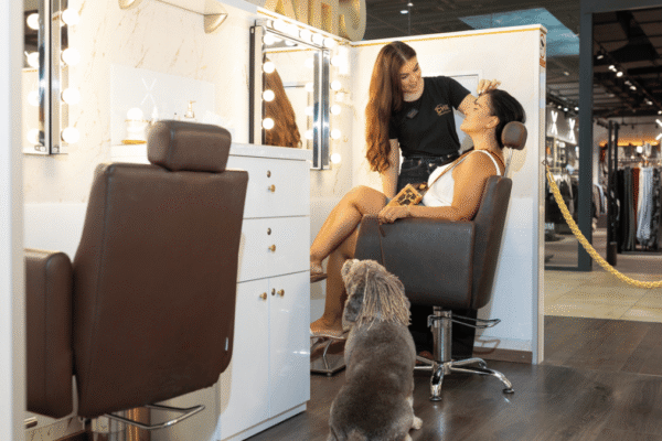 Klijentica s kućnim ljubimcem u CHIX threading baru