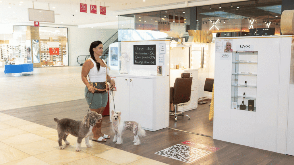 Klijentica s kućnim ljubimcem u CHIX threading baru