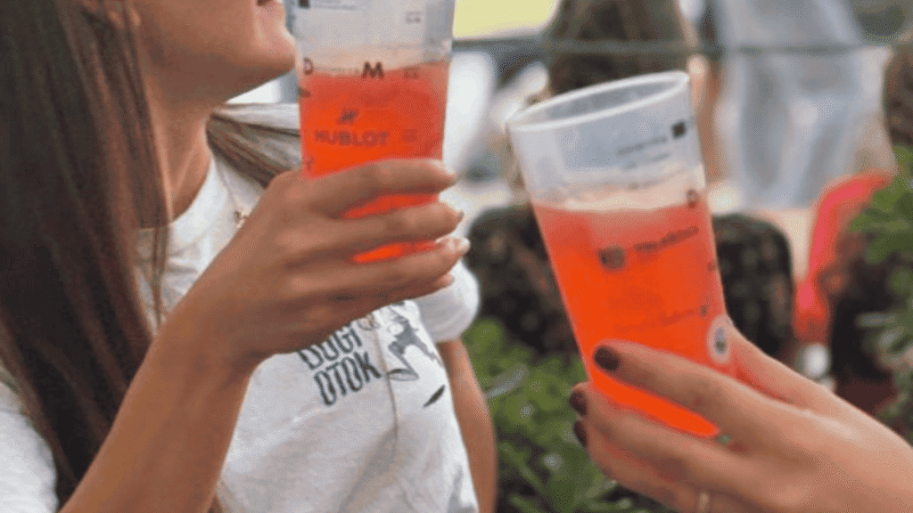 Višekratne čaše korištene na Dugom otoku tijekom ljeta za smanjenje otpada