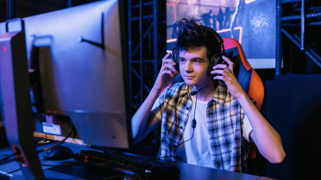 gamer pred računalom sa slušalicama