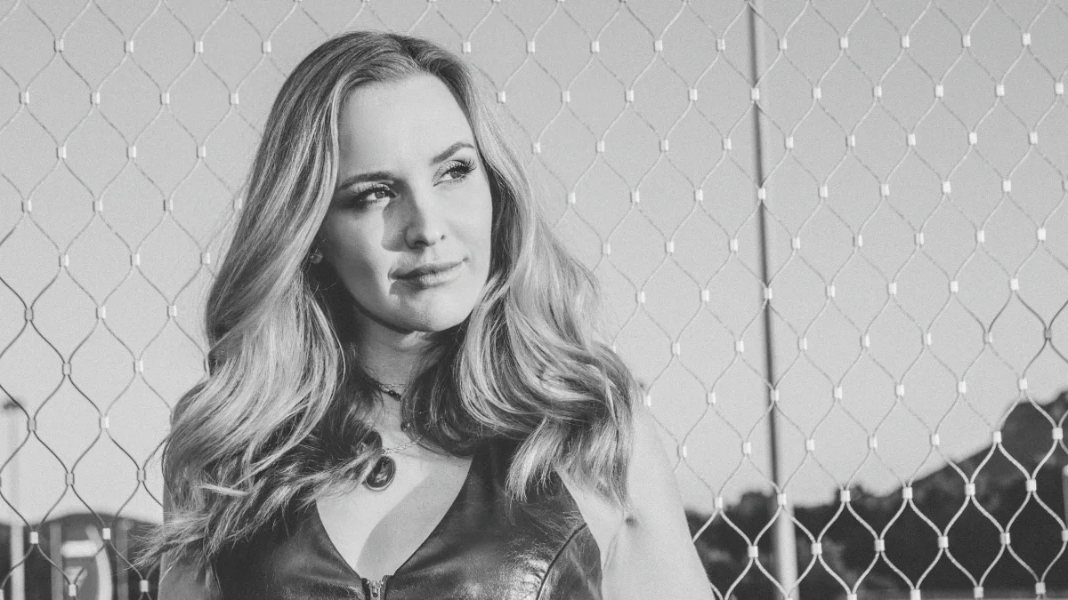 Gloria Rocchi potpisuje diskografski ugovor i objavljuje pjesmu „Na raskrižju“