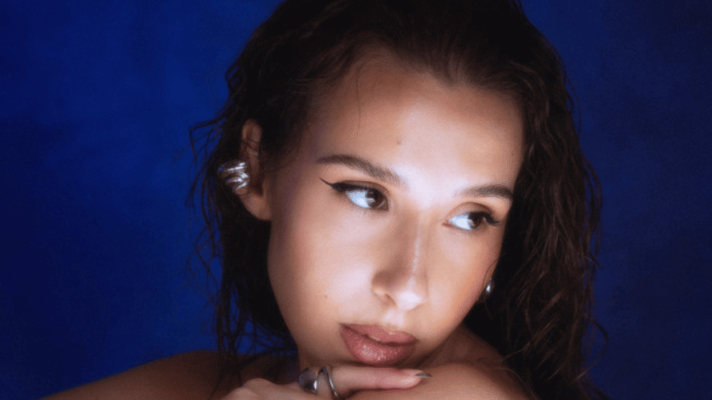 Nela pozira u kadru iz spota za singl Ralje s albuma Arhivirano