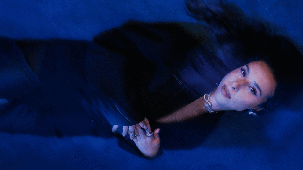 Nela pozira u kadru iz spota za singl Ralje s albuma Arhivirano