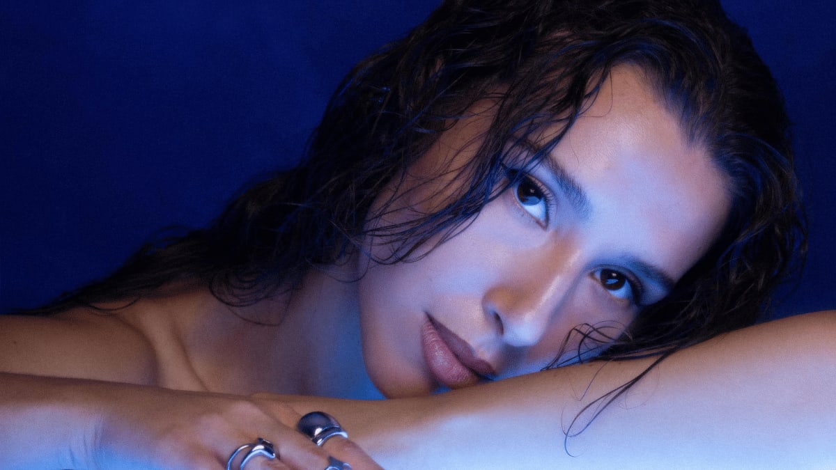 Nela pozira u kadru iz spota za singl Ralje s albuma Arhivirano