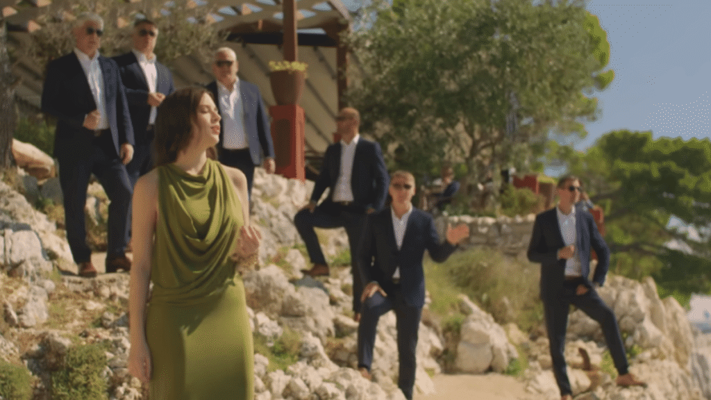 Mia Dimšić i Tomislav Bralić s klapom Intrade izvode pjesmu Nemoj noći brzo proći