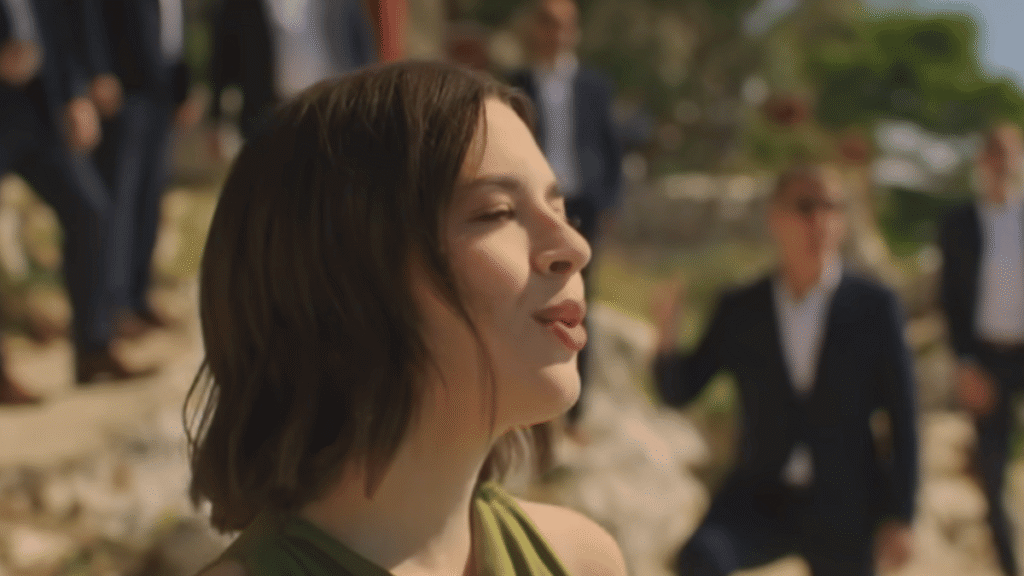 Mia Dimšić i Tomislav Bralić s klapom Intrade izvode pjesmu Nemoj noći brzo proći