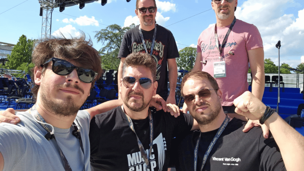 članovi benda Hrvatske Ruže izvode pjesmu Ćaća na premijeri u Zagrebu