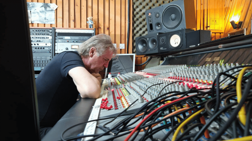 neno ninčević izvodi pjesmu Ćaća na premijeri u Zagrebu